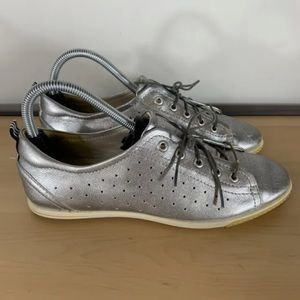Ecco Metallic Silver Genuine Leather 8.5 39 Lace Up Fashion Sneakers